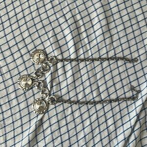 Silver plated three prong diamond necklace